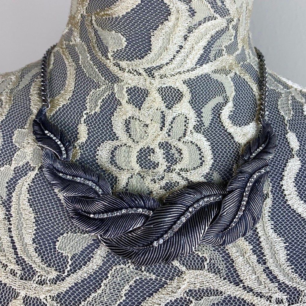 Feather Motif Statement Necklace🕊